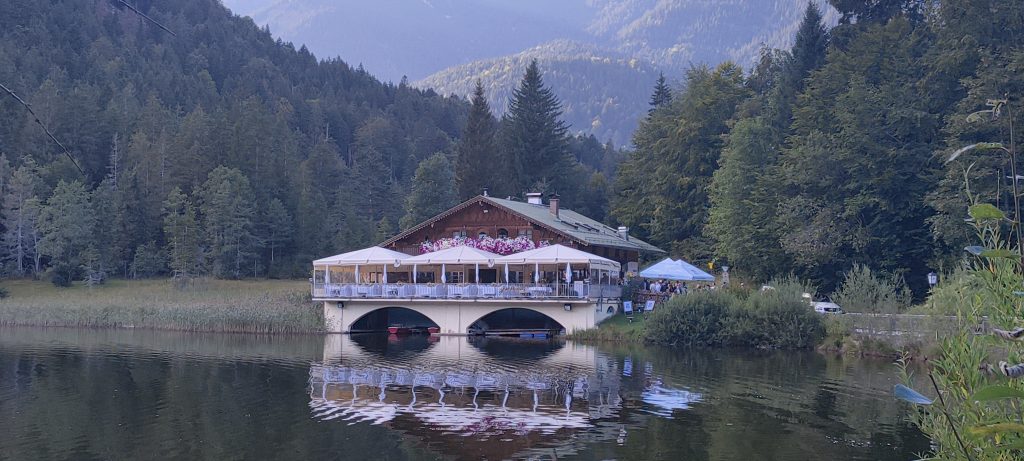 Die Berggaststätte Pflegersee besticht mit ihrer Ursprünglichkeit und ihrem bayerischen Charme